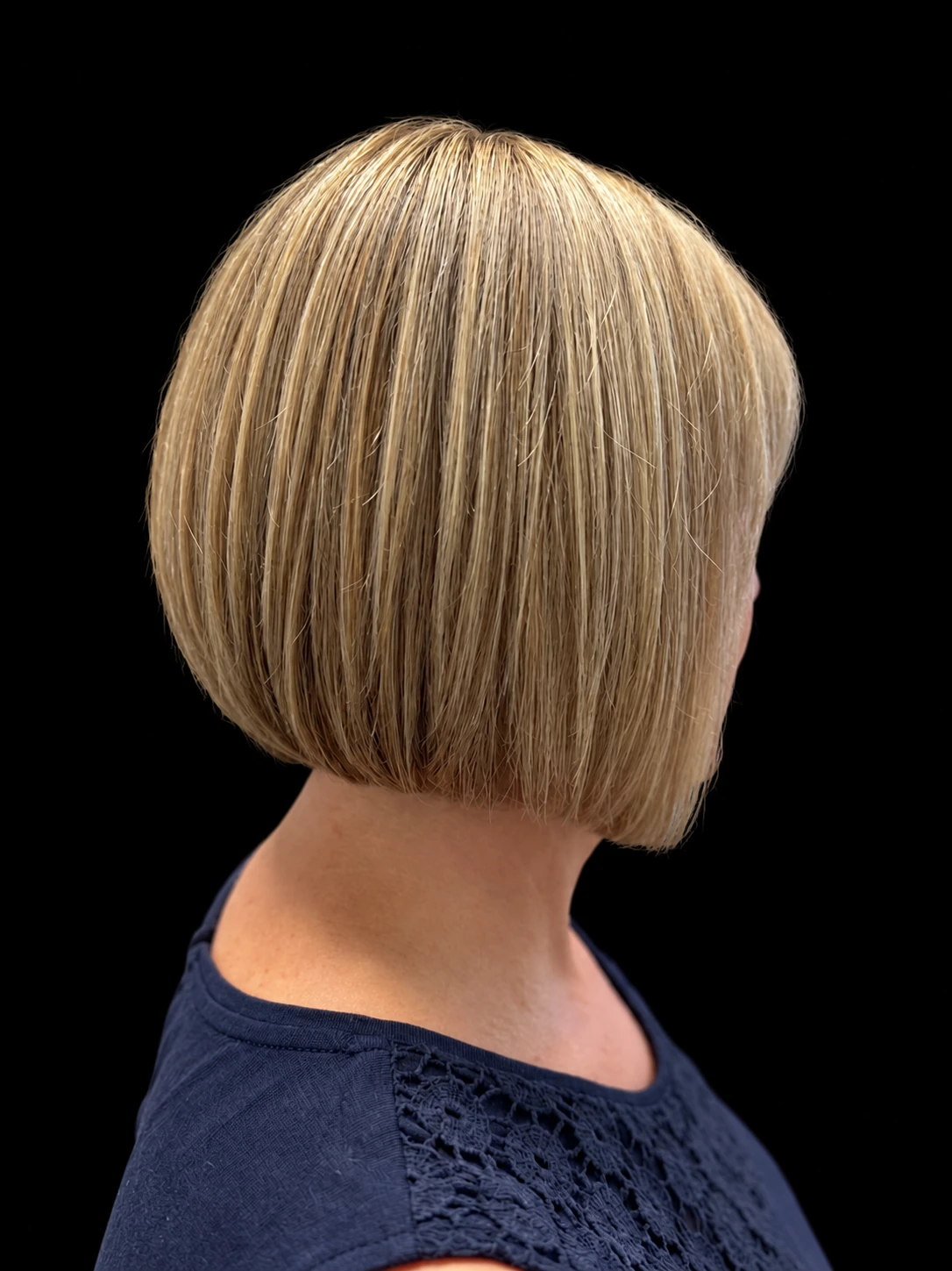 Viktoria Dudar · Blonder Bob · Klare Kontur
